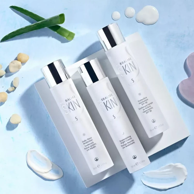 Rozświetlający krem nawilżający na dzień Herbalife SKIN - bg