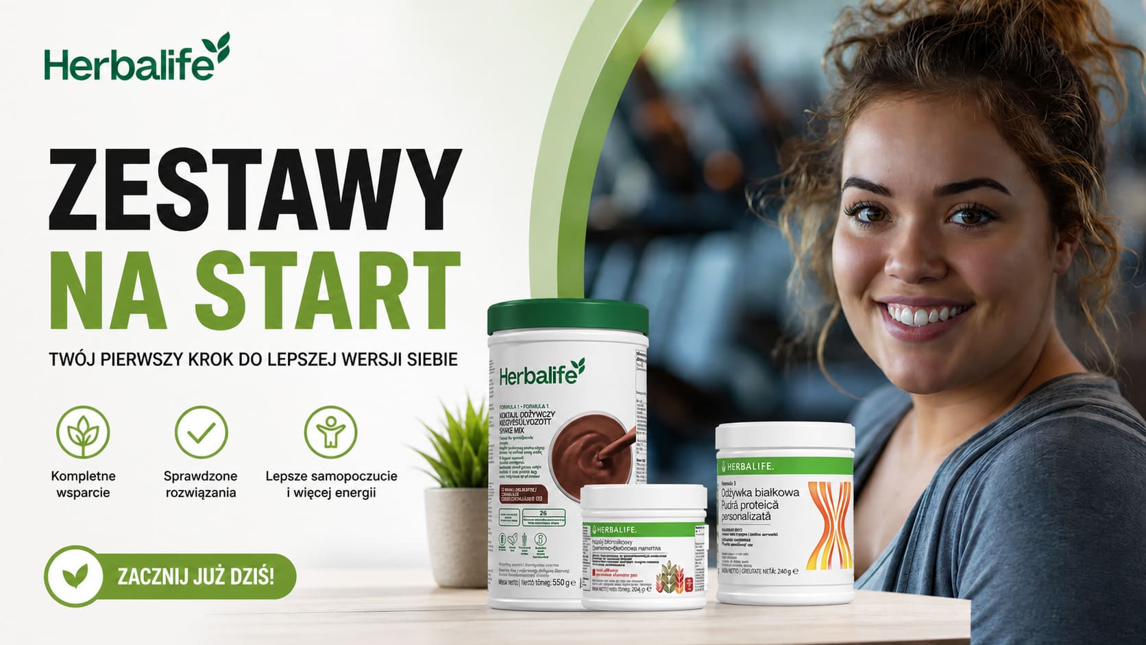 Kobieta w klubie fitness obok zestawu Herbalife na start z koktajlem odżywczym, odżywką białkową i napojem błonnikowym.