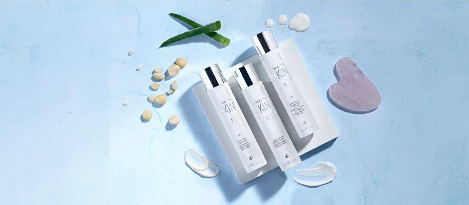 Rozświetlający krem nawilżający na dzień Herbalife SKIN